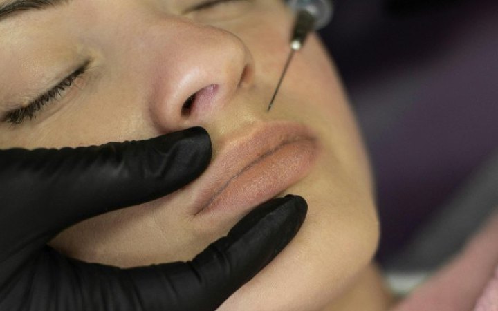 У Запоріжжі жінка захворіла на ботулізм після відвідування косметологічної процедури: що сталося 