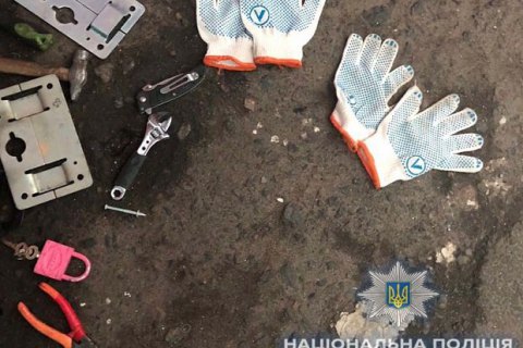 Трое мужчин обворовали контейнер с женскими пуховиками на рынке в Одессе