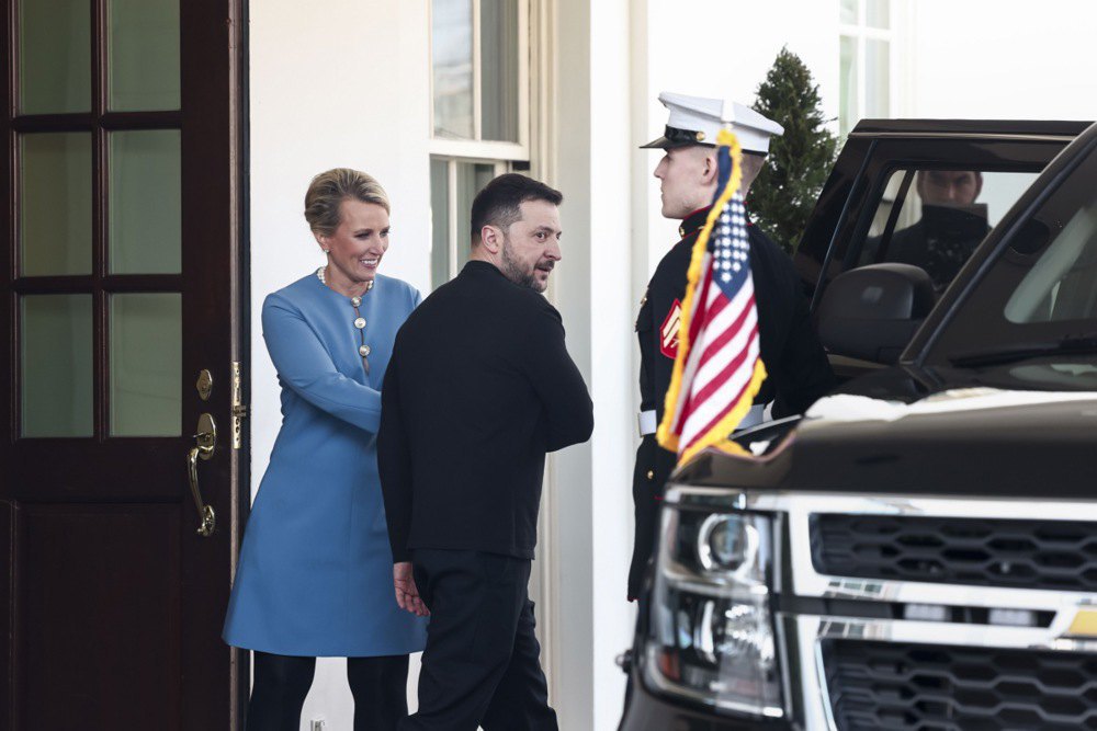 Президент України Зеленський залишає Білий дім після зустрічі в Овальному кабінеті з президентом США Дональдом Трампом