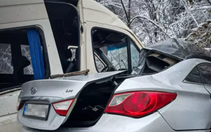 На Київщині зіштовхнулися легковик та маршрутка, 2 людини загинули та 10 отримали травми