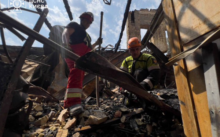 У Києві тривають відновлювальні роботи в Солом'янському районі на місці удару ворога