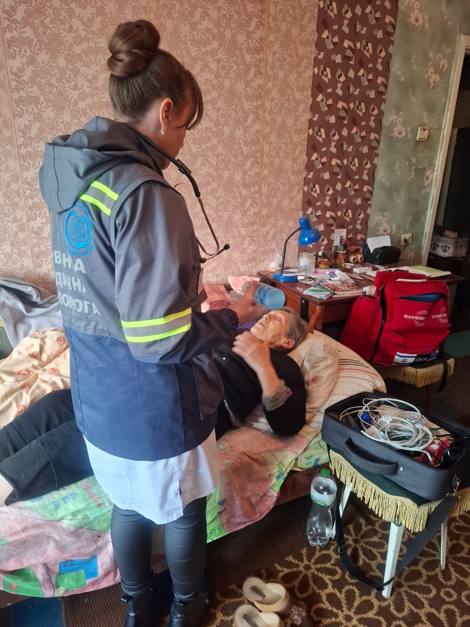 Медик на виїзді у пацієнтки у Краматорській громаді, 5 лютого 2025 року.