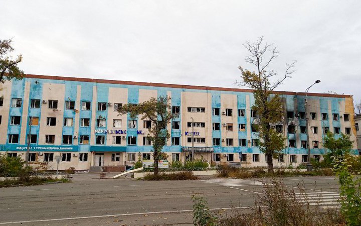 «Це був наче конвеєр». 40 днів роботи у блокадному Маріуполі лікарні №4, що була розташована неподалік Азовсталі