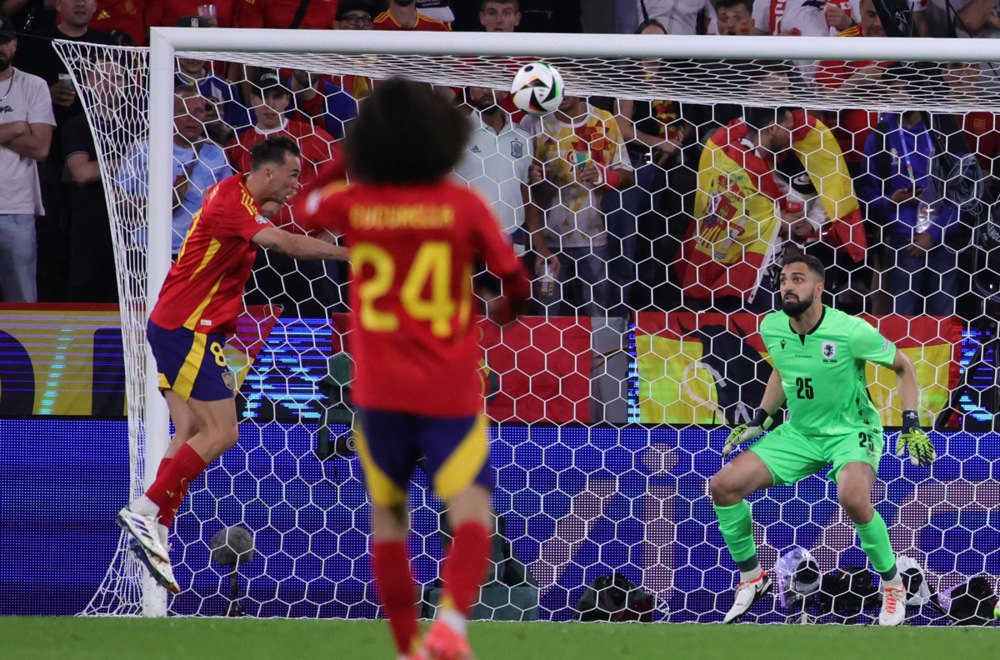 Фабіан Руїс з Іспанії (ліворуч) забиває другий гол під час футбольного матчу 1/8 фіналу Євро-2024 між Іспанією та Грузією в Кельні, Німеччина.