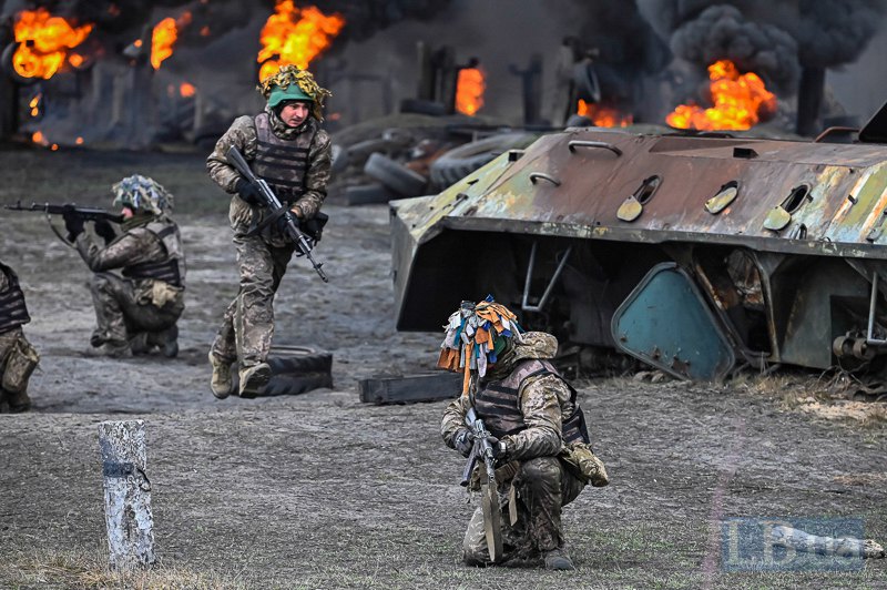 Військовий вишкіл мобілізованих в одній в військових частин поблизу Києва