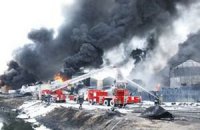 На нефтебазе под Васильковом продолжают гореть три цистерны