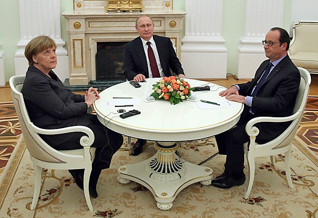 Слева направо: канцлер Германии Ангела Меркель, президент России Владимир Путин и президент Франции Франсуа Олланд во время
встречи в Кремле, 6 февраля 2015 г