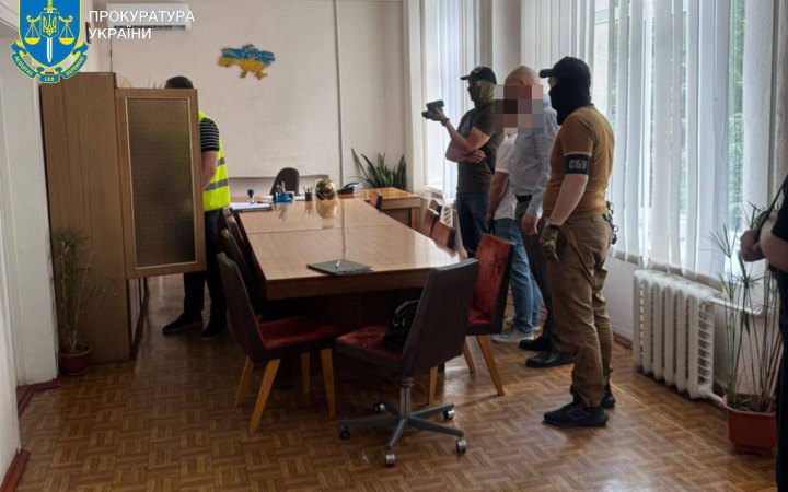 На Київщині посадовця судитимуть за отримання 15 тисяч доларів, щоб надати «допомогу» з військовим обліком