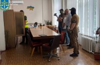 На Київщині посадовця судитимуть за отримання 15 тисяч доларів, щоб надати «допомогу» з військовим обліком