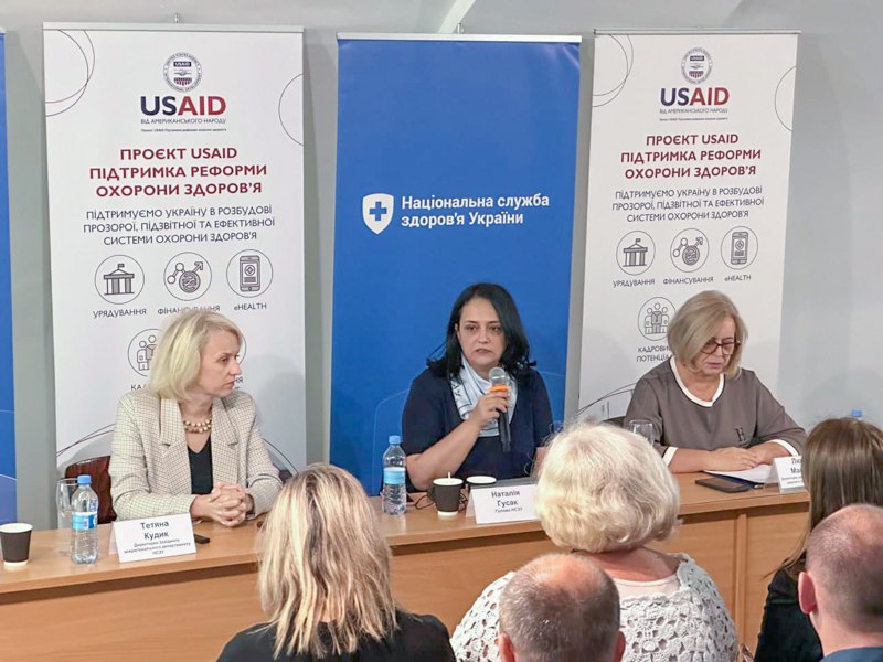 Наталя Гусак (у центрі) 