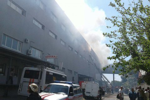 Біля метро "Лісова" в Києві загорілися склади
