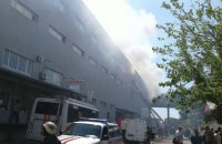 У метро "Лесная" в Киеве загорелись склады