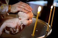 У Росії мати поскаржилася до поліції на священника, який під час хрещення завдав дитині ударів