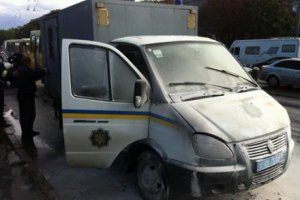 В Киеве по дороге в суд загорелся автозак с 15 арестованными