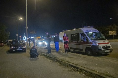 У Києві на Окружній з машини викинули чоловіка з перерізаним горлом
