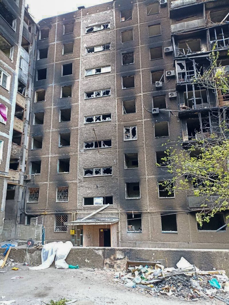 Пошкоджені будівлі поблизу Собору Архистратига Михайла в Маріуполі