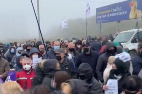 На Львовщине ФОПы в знак протеста перекрыли движение на международных трассах