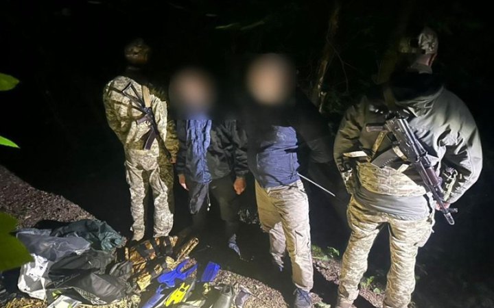 "Нічна мандрівка в ластах": прикордонники затримали двох чоловіків, які хотіли вплав дістатися Молдови