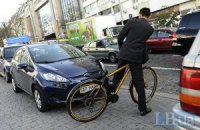 Велосипедисти мають перестрибувати через кіоски?