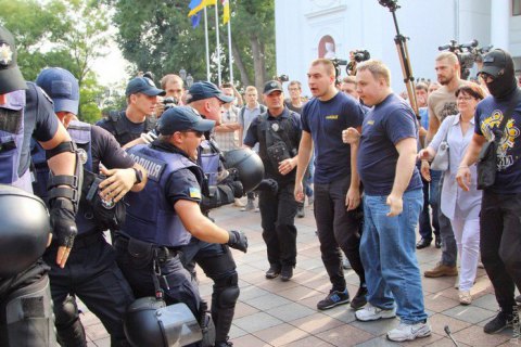 Возле мэрии Одессы проходят столкновения из-за пожара в "Виктории"