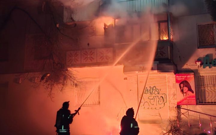 Росіяни вдарили по багатоповерхівці у Херсоні, виникла пожежа