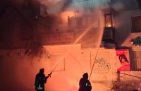 Росіяни вдарили по багатоповерхівці у Херсоні, виникла пожежа