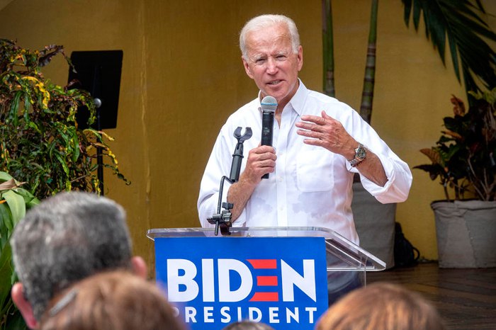 Кандидат в президенты США Джо Байден вcтречается с избирателями в Майами, Флорида, 15 сентября 2019.