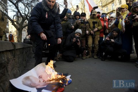 У Києві на акції проти інтеграції Білорусі з РФ спалили портрети Путіна і Лукашенка
