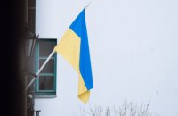 В Ризі двоє чоловіків зірвали український прапор з будівлі. Підозрюваних затримали