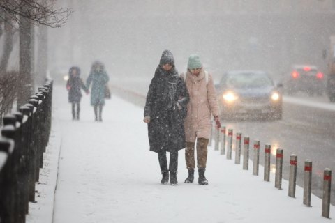 Частину України засипає снігом, попереджають про можливе відключення світла