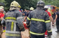 Рятувальники не можуть заливати водою, щоб не загинули люди,  – Кличко про наслідки обстрілу в Києві
