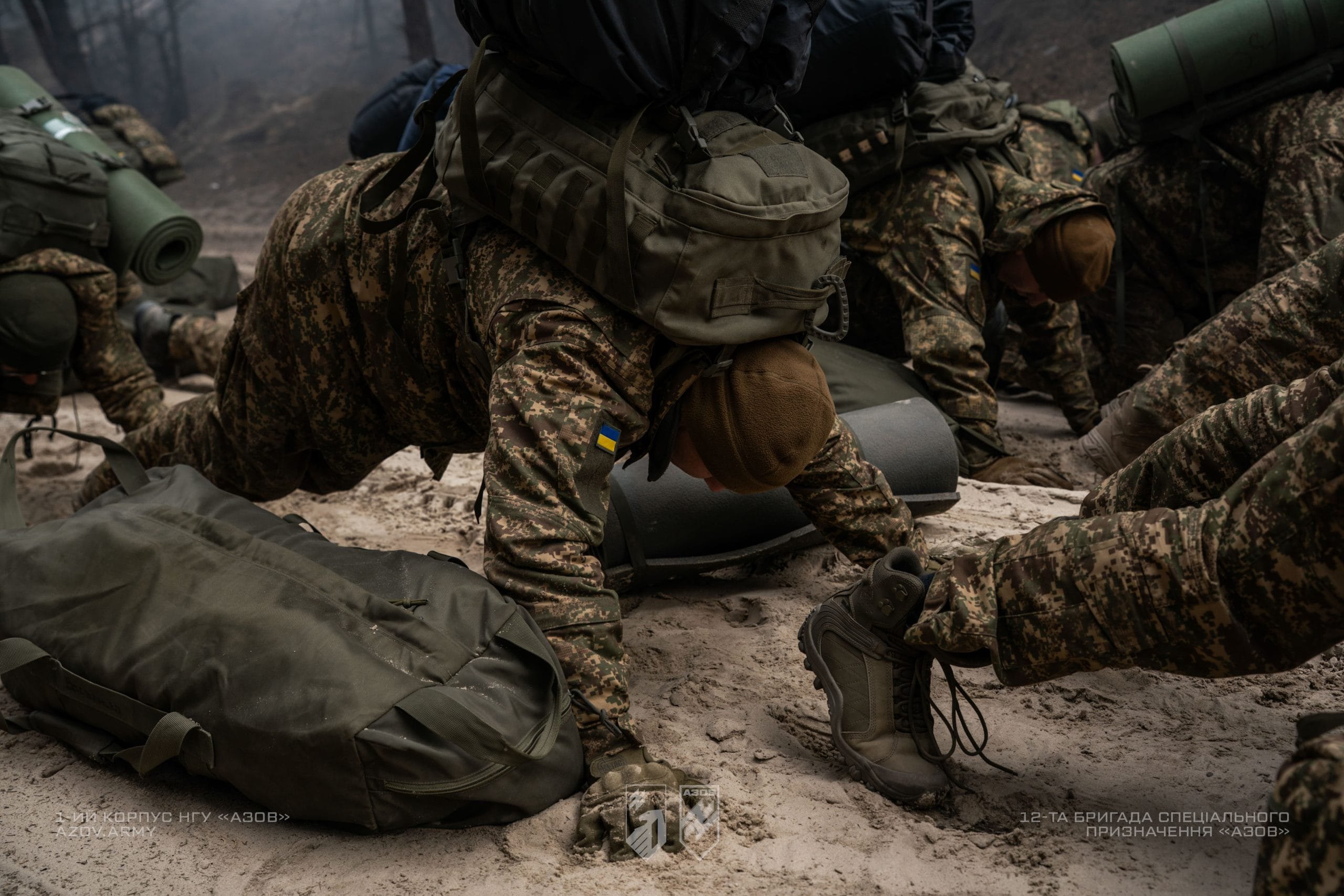 Рекрут відтискається від землі, споряджений рюкзаком