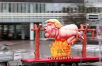 На карнавале в Дюссельдорфе показали Трампа на вертеле и Путина, которого бьет в пах Навальный