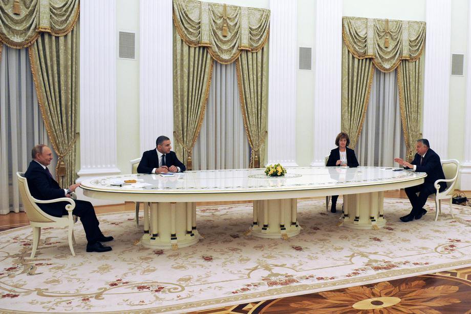Володимир Путін розмовляє з прем'єр-міністром Угорщини Віктором Орбаном під час їхньої зустрічі в Кремлі, 1 лютого 2022 р.