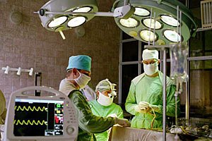 Впервые проведена операция по трансплантации искусственной трахеи