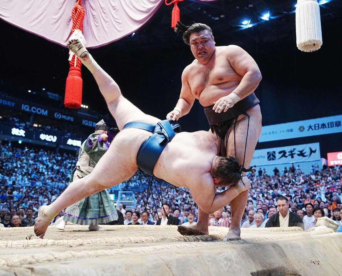 Аонішікі Арата виштовхує Кірішиму за дохйо і стає чемпіоном Nagoya Basho