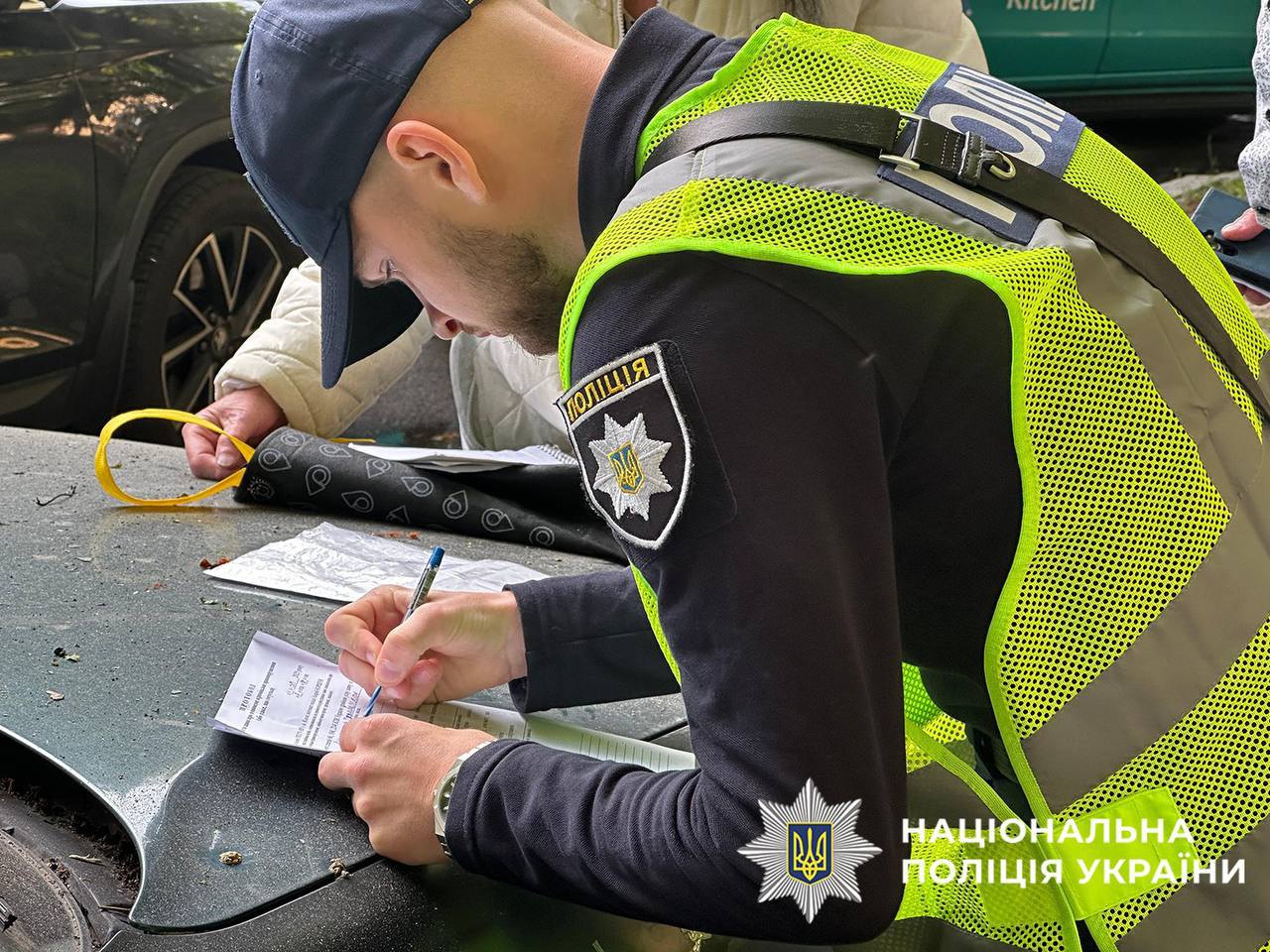 Робота поліції на місці російського обстрілу в Києві, 17 червня 2025 р
