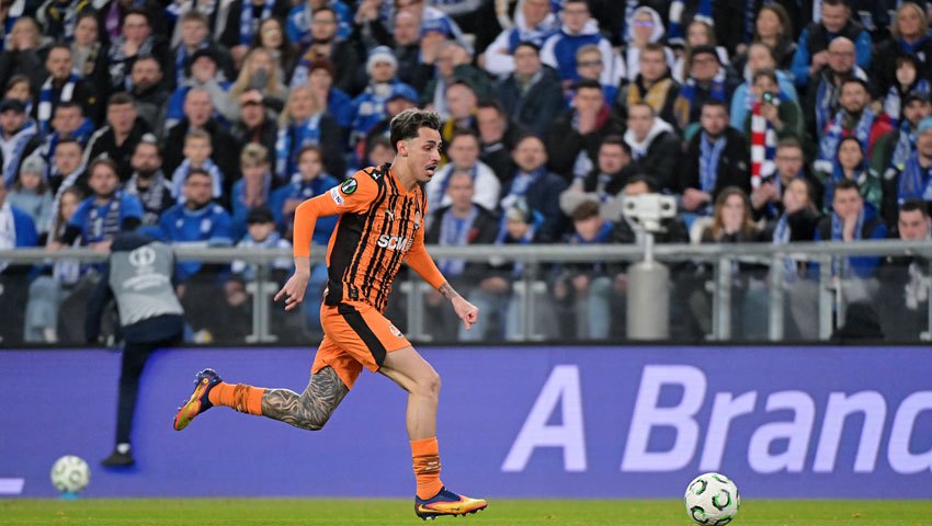 Марлон Гомес просуває м'яч