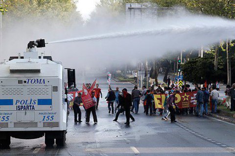 В Турции митинг против сирийских беженцев разогнали водометами