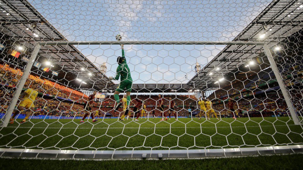 Воротар Коен Кастельс з Бельгії робить сейв під час футбольного матчу групи E Євро-2024 між Бельгією та Румунією в Кельні, Німеччина.
