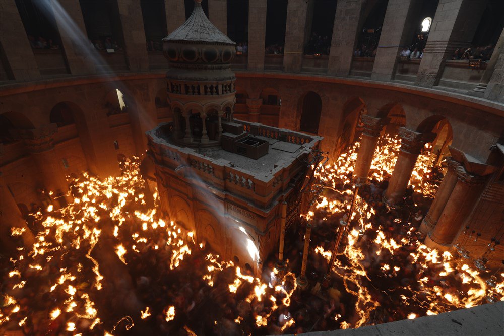 Православні християни під час церемонії сходження благодатного вогню в Храмі Гробу Господнього в Єрусалимі, 15 квітня 2023 року.