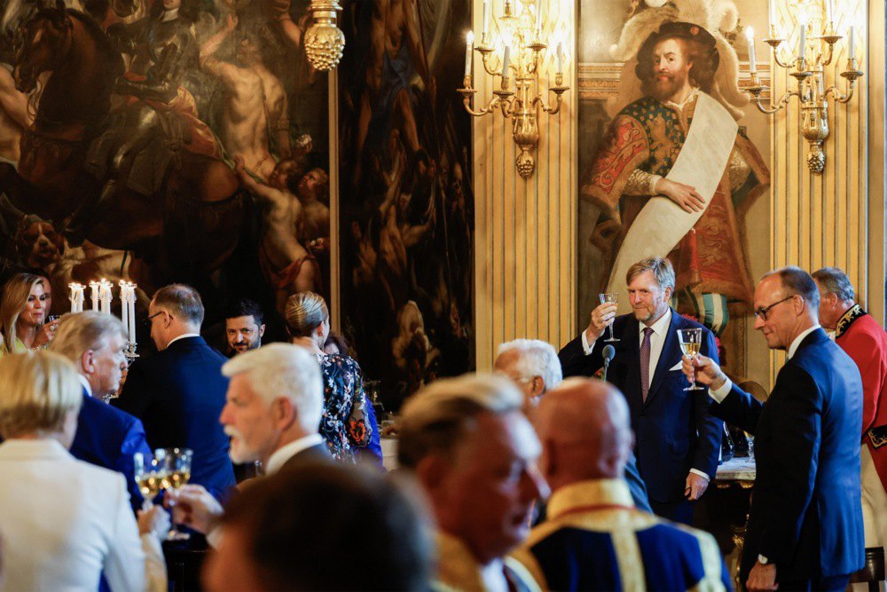 Король Нідерландів Віллем-Олександр (другий праворуч) піднімає тост під час вечері з главами держав та урядів у Палаці
Хейс-тен-Бос у Гаазі, Нідерланди, 24 червня 2025 року.