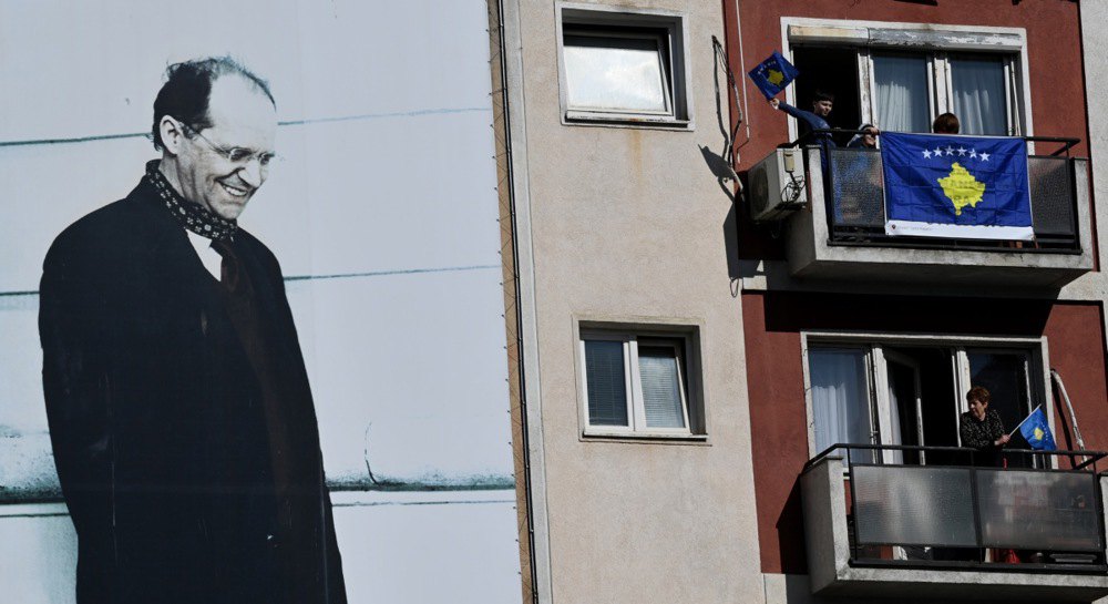 Фотографія колишнього президента Косова Ібрагіма Ругови на житловому будинку в Приштині, Косово, 17 лютого 2023 року