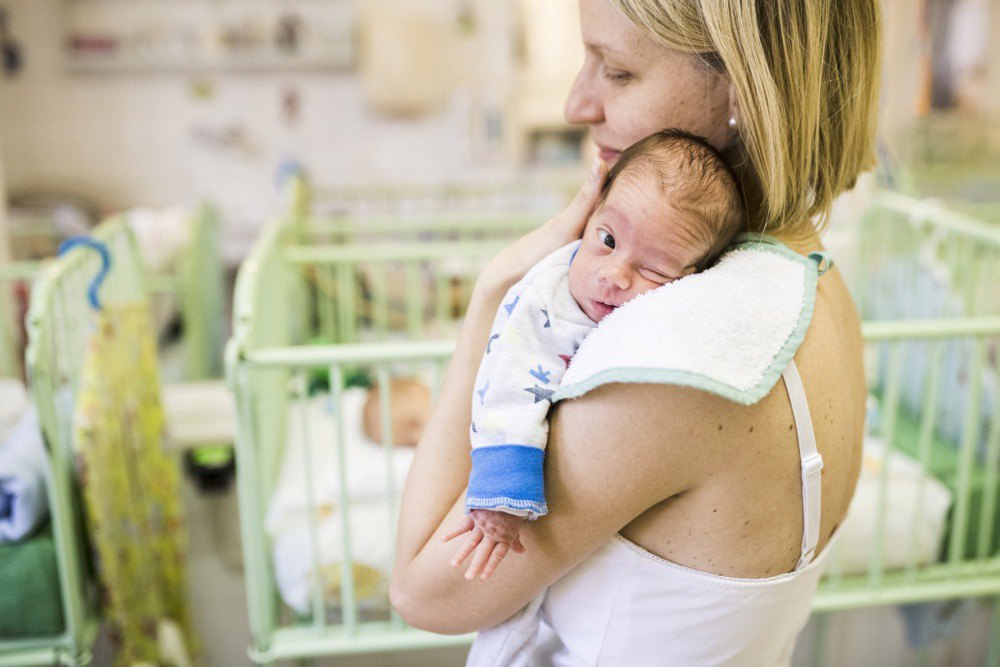 Мати з новонародженим немовлям у відділенні передчасних пологів дитячої лікарні Heim Pal у Будапешті, Угорщина, 15 листопада
2019 р.