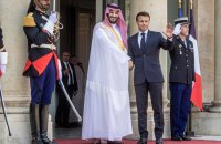 Макрон хоче переконати принца Саудівської Аравії використати свій вплив на Росію у питанні війни в Україні, – Politico