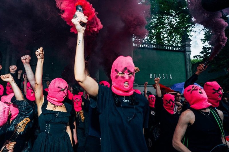  Акція Pussy Riot і FEMEN біля Російського павільйону
