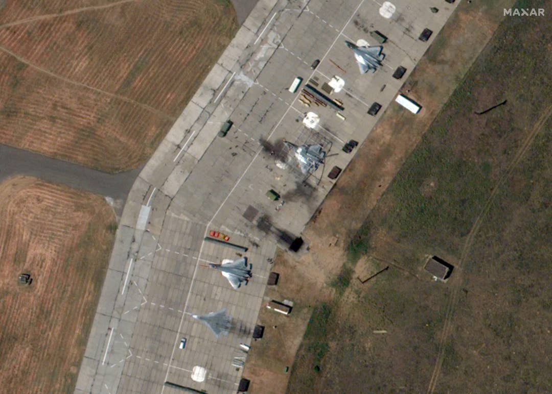 Пошкоджені після ураження українськими дронами Су-57 на аеродромі Ахтубинськ, 8 червня 2024 року