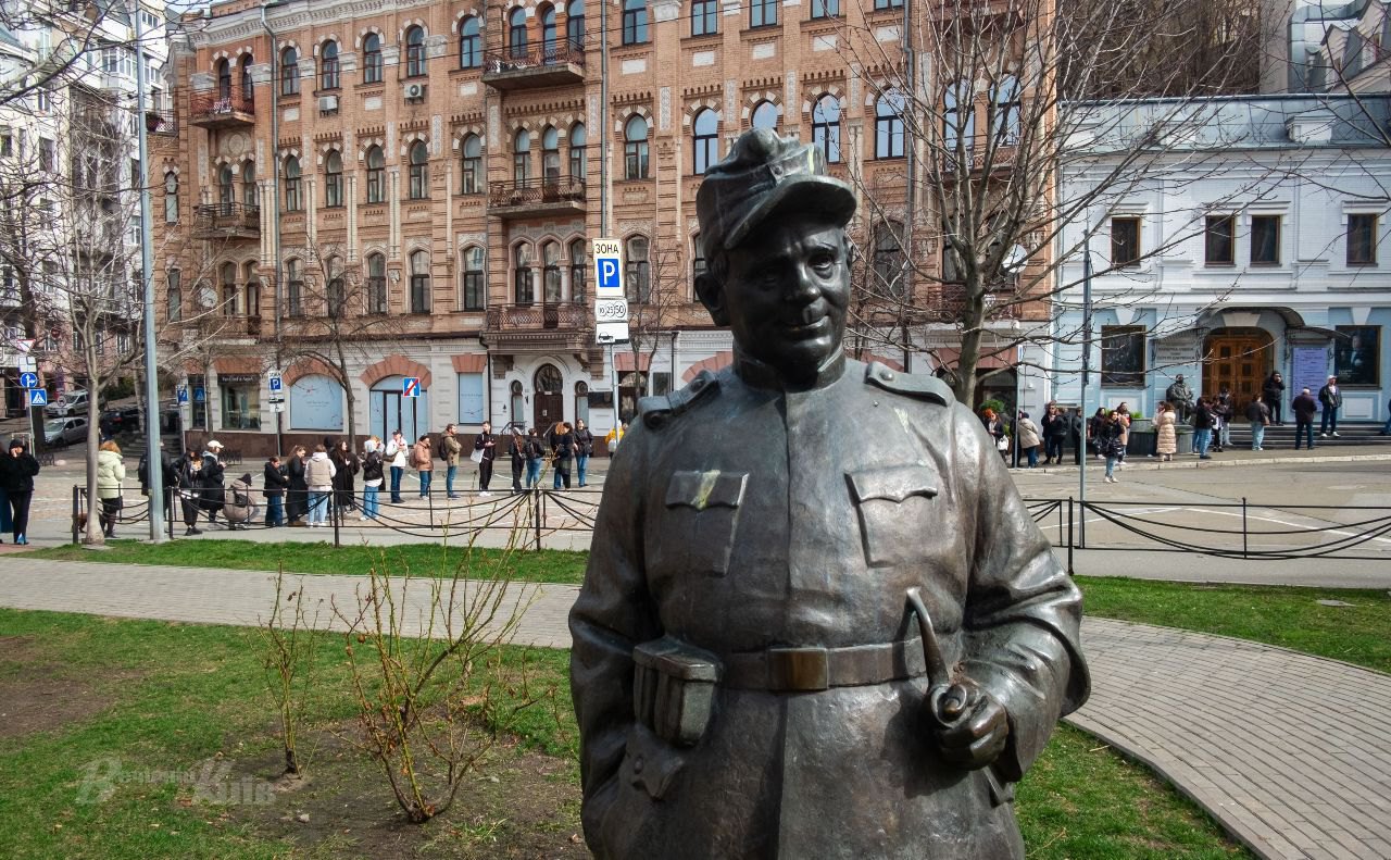 Люди стоять в черзі в театральну касу, ажіотаж за квитками на виставу «Конотопська відьма» 28 березня 2024 року