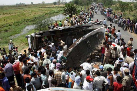 В Индии грузовик столкнулся со школьным автобусом: 24 жертвы