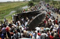 В Індії вантажівка зіткнулася зі шкільним автобусом: 24 жертви